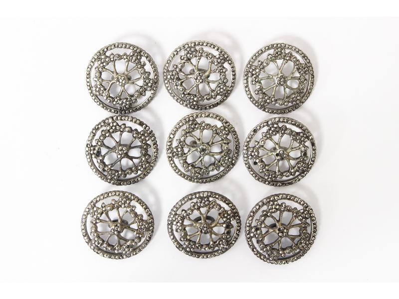 NEUF BOUTONS en métal ajouré à motifs de...