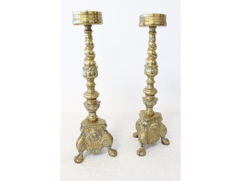 PAIRE DE PIQUE-CIERGES en bronze à fût balustre...