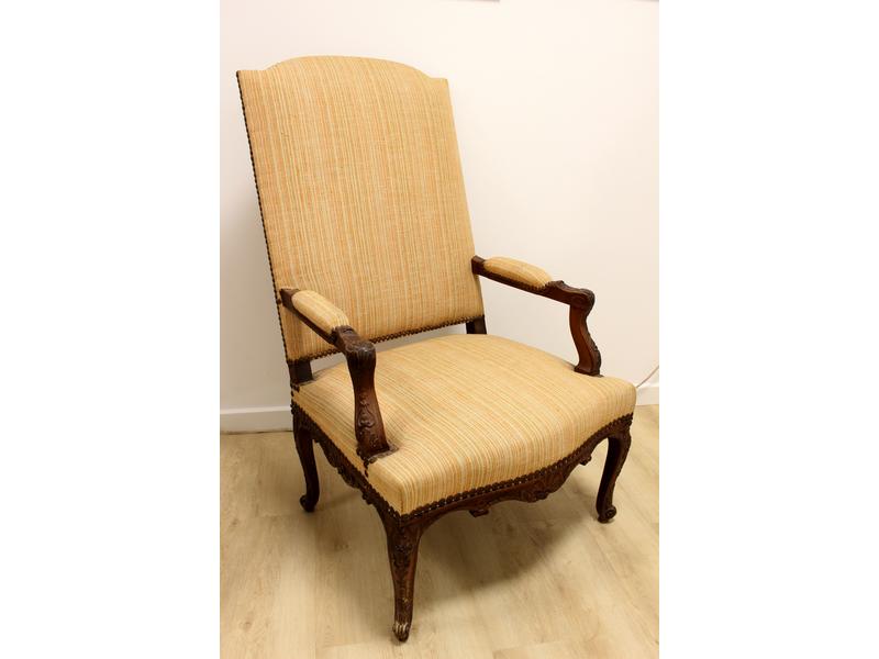 FAUTEUIL à haut dosier en chapeau de gendarme...