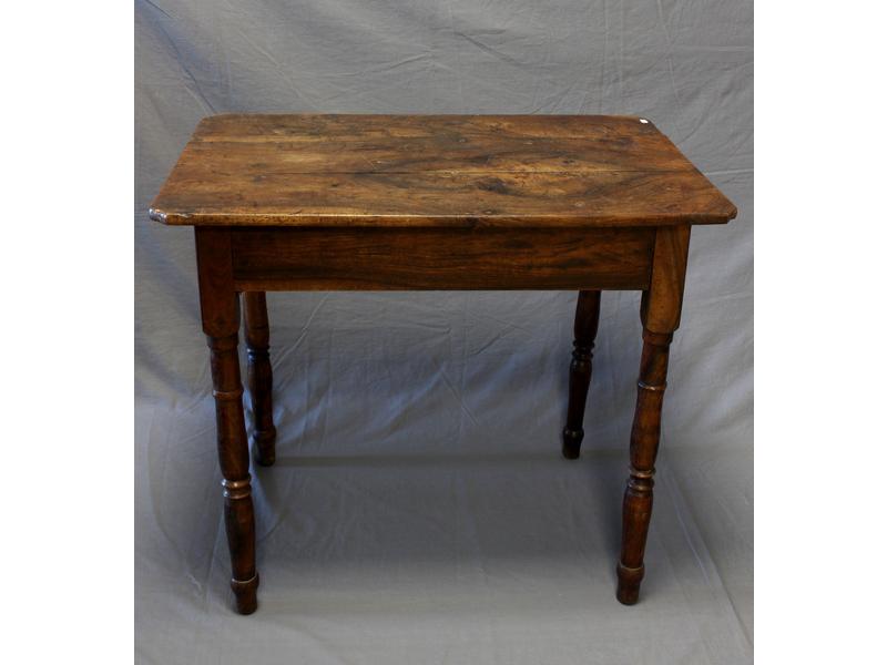 TABLE À ÉCRIRE en noyer ouvrant par un tiroir...