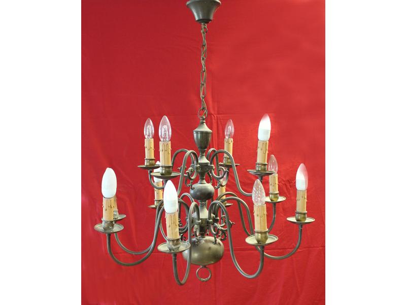 LUSTRE en laiton doré à douze bras de lumière...