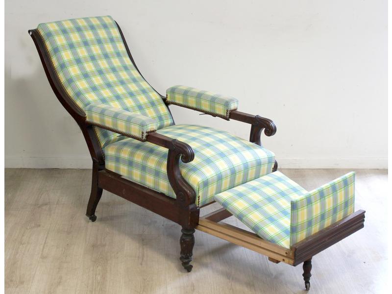 FAUTEUIL dit de planteur en acajou et placage...