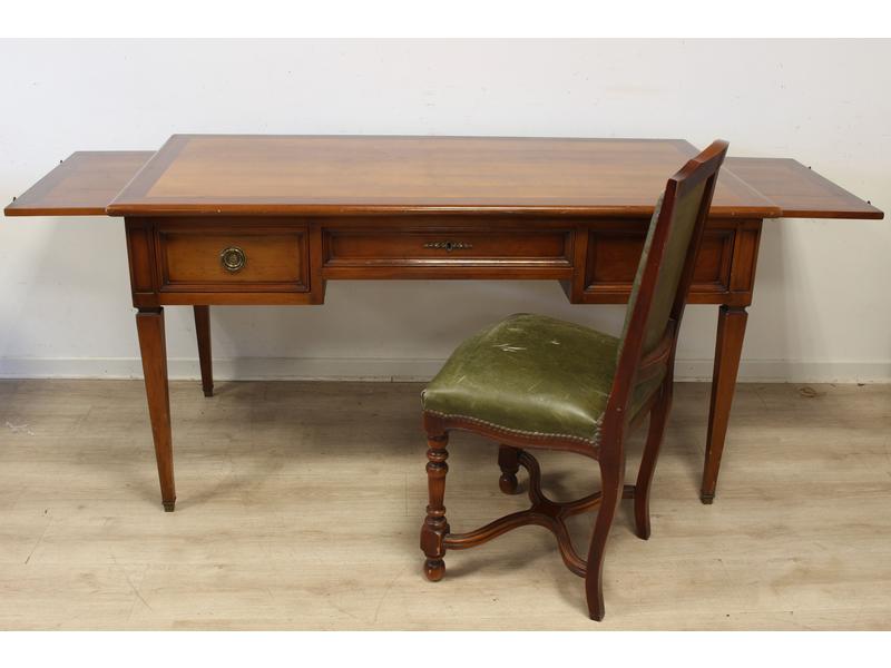 BUREAU PLAT toute face, en merisier, ouvrant...