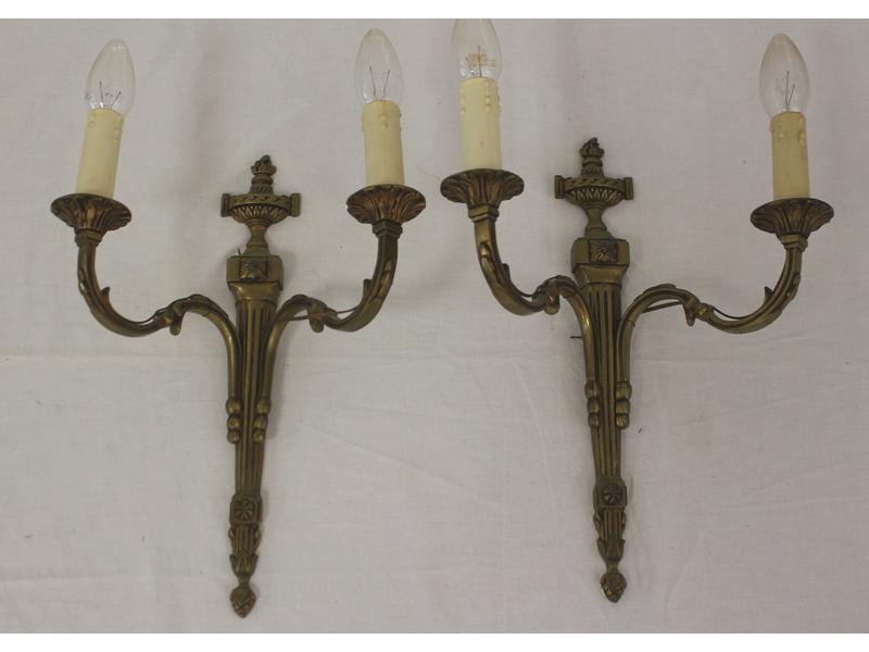 PAIRE D'APPLIQUES en bronze doré à deux bras...