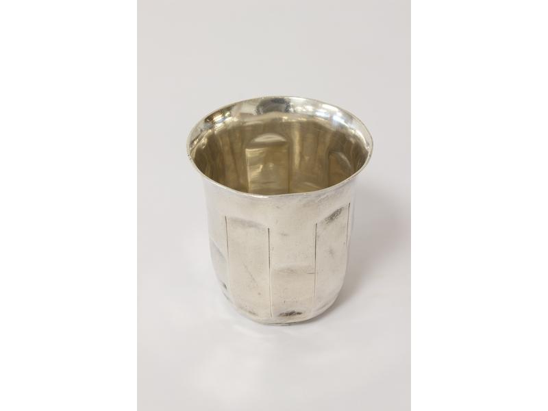 TIMBALE en argent à cannelures asymétriq...