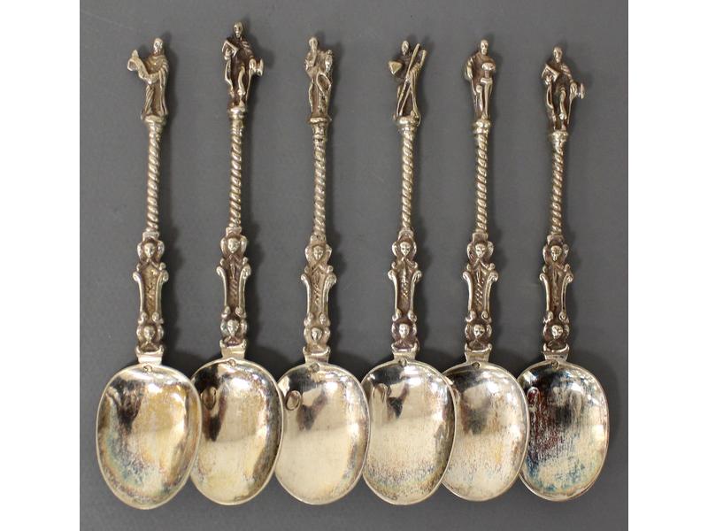 SIX PETITES CUILLÈRES en argent (800) de...