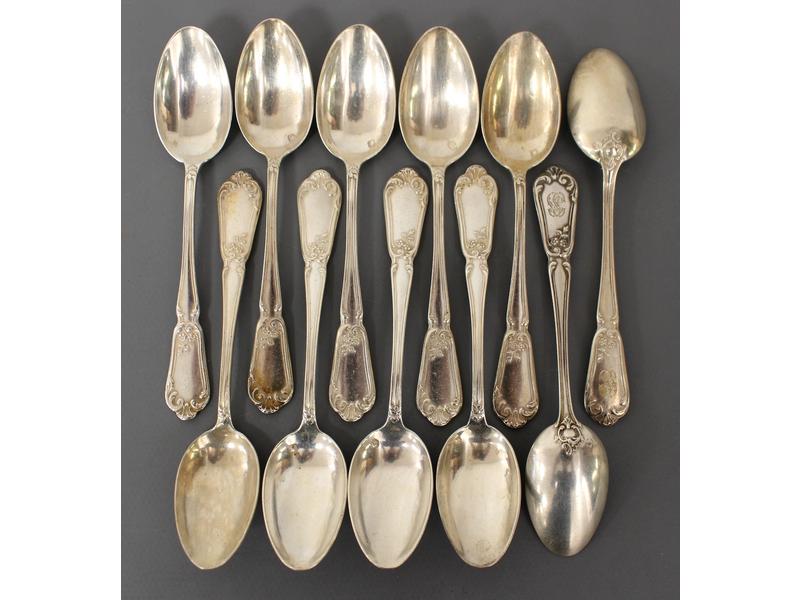 ONZE PETITES CUILLÈRES en argent modèle Marly,...