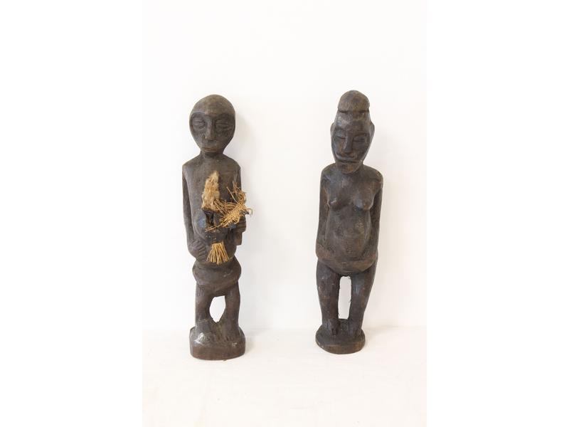 COUPLE DE STATUETTES en bois sculptée. Afrique,...