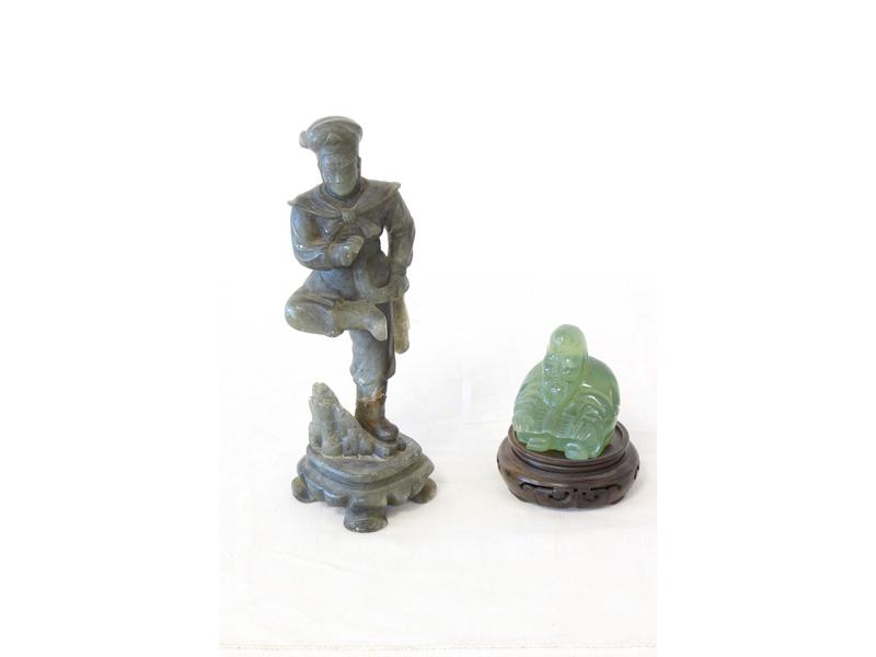 DEUX FIGURINES en serpentine sculpté, l'une...