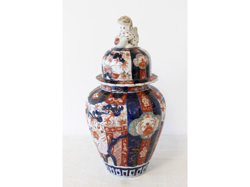 POTICHE couverte de forme balustre en porcelaine...