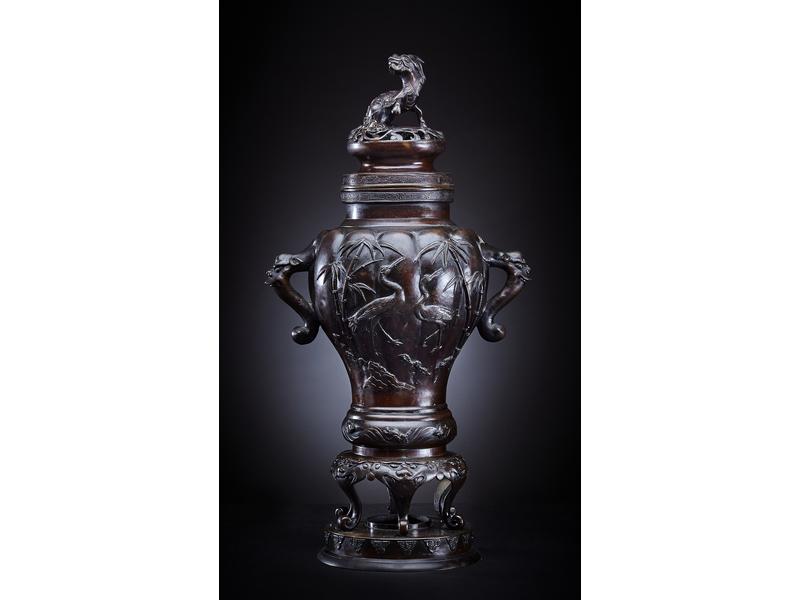 BRÛLE-PARFUM en bronze patiné et ciselé de...