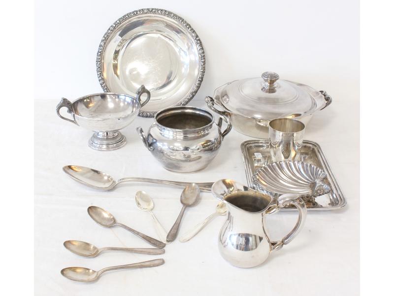 LOT DE MÉTAL argenté comprenant 7 pièces,...