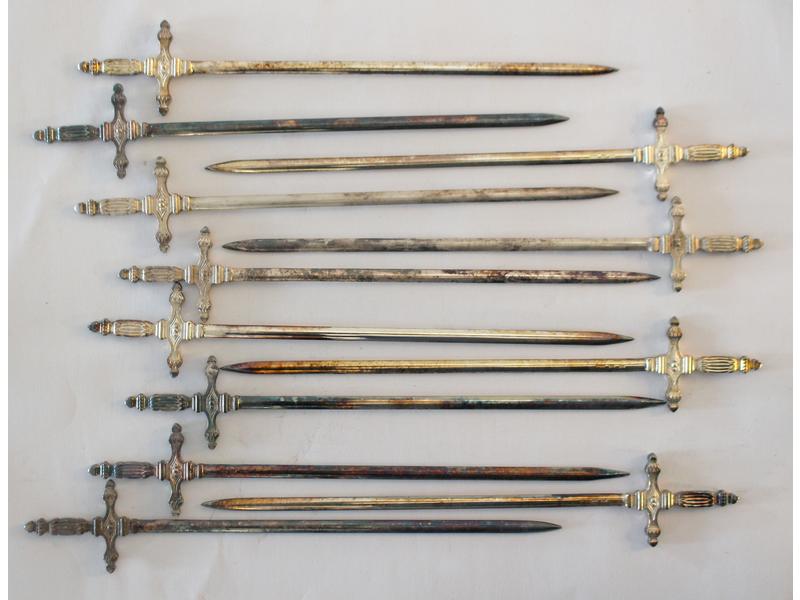 DOUZE PIQUES A BROCHETTE en métal argenté,...