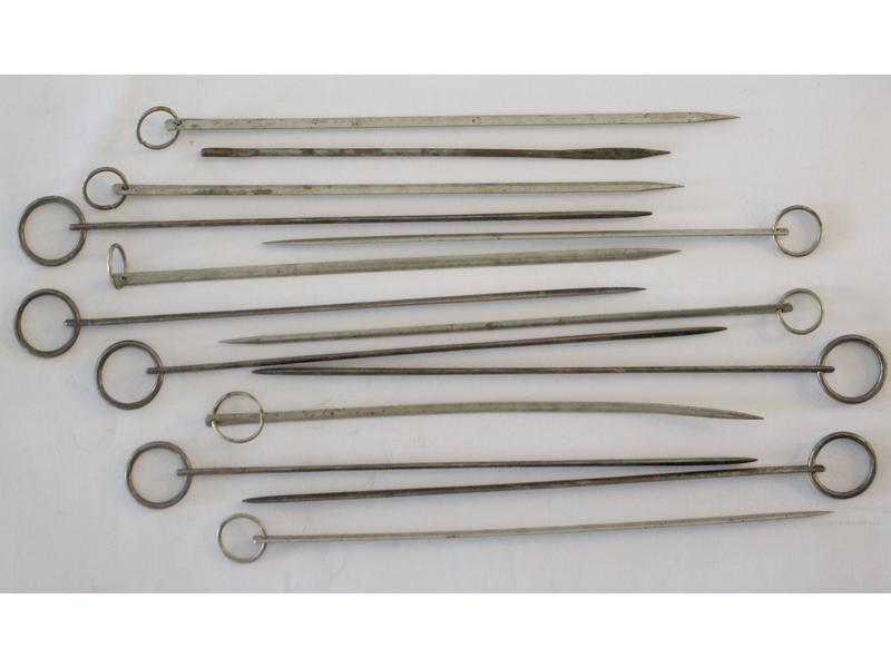 TREIZE PIQUES A BROCHETTE en métal argenté,...