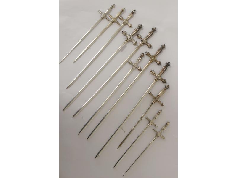 11 PIQUES À BROCHETTES en forme d'épées de...