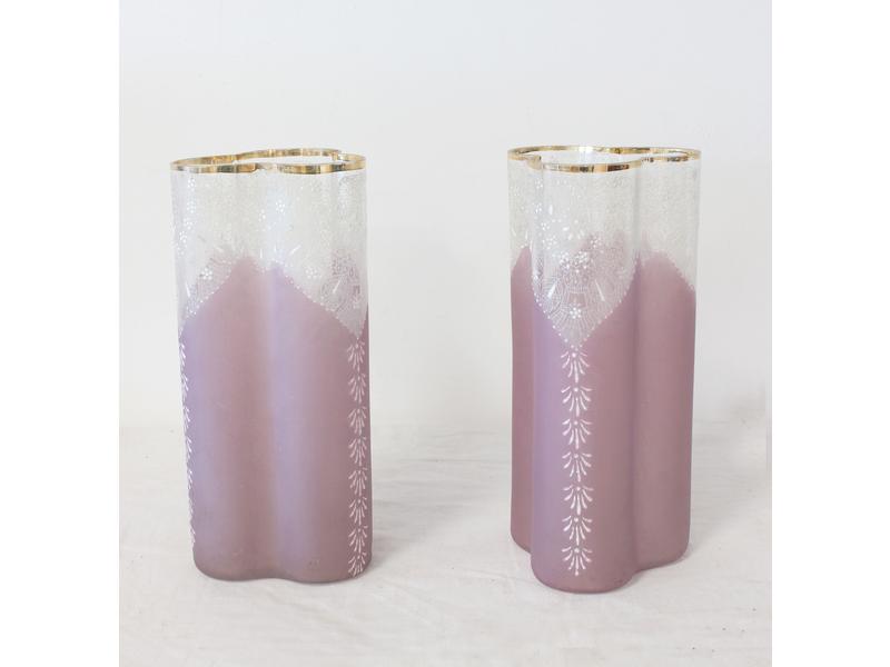 PAIRE DE VASES en verre rose de forme trilobée...