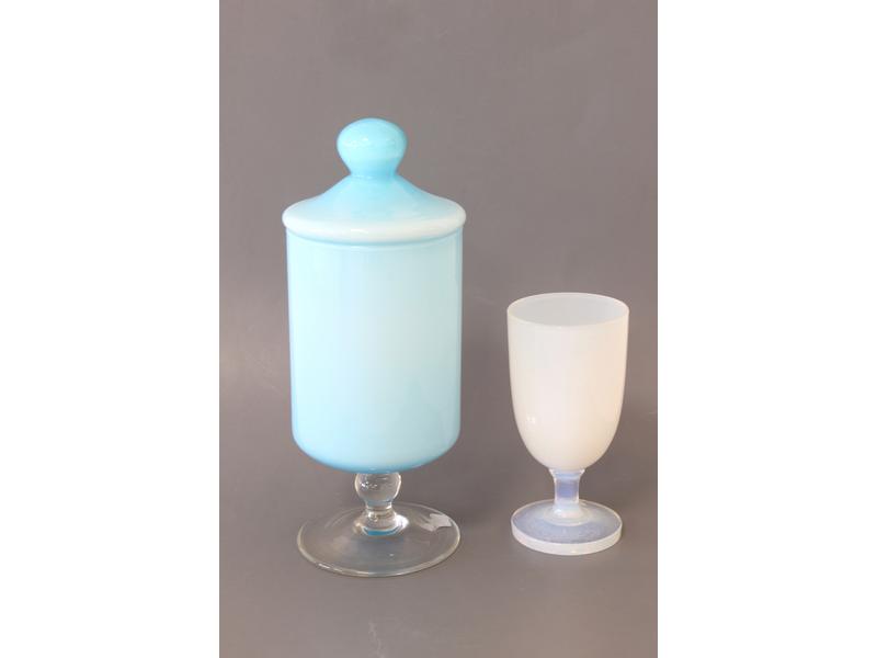 POT COUVERT cylindrique en verre teinté bleu...