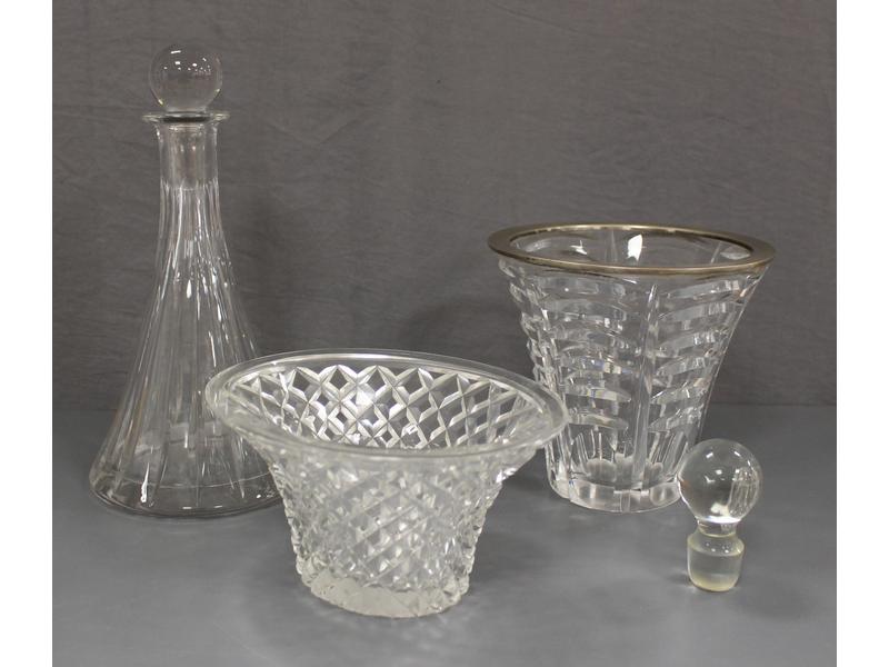 LOT DE TROIS PIÈCES en cristal :