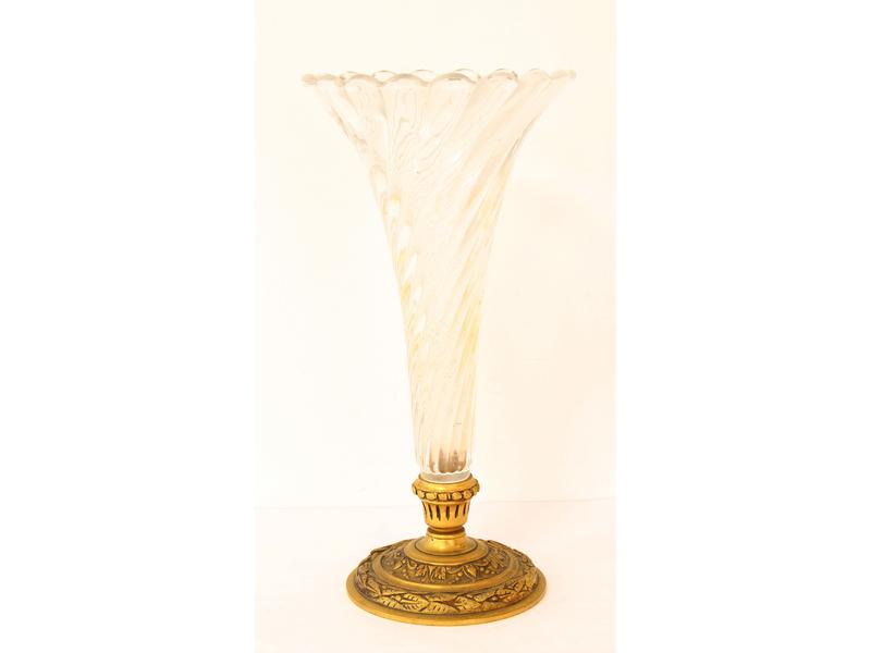 VASE cornet en cristal à cannelures torsadées,...