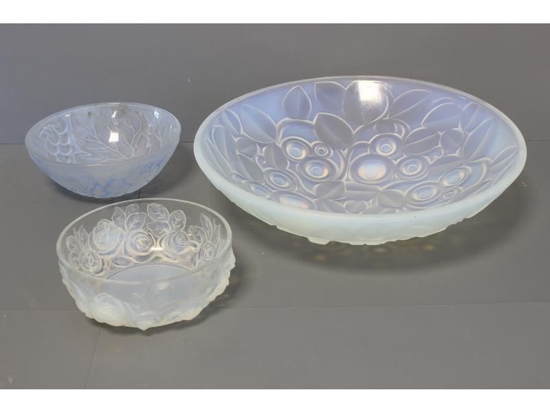 TROIS COUPES en verre opalescent moulé pressé,...