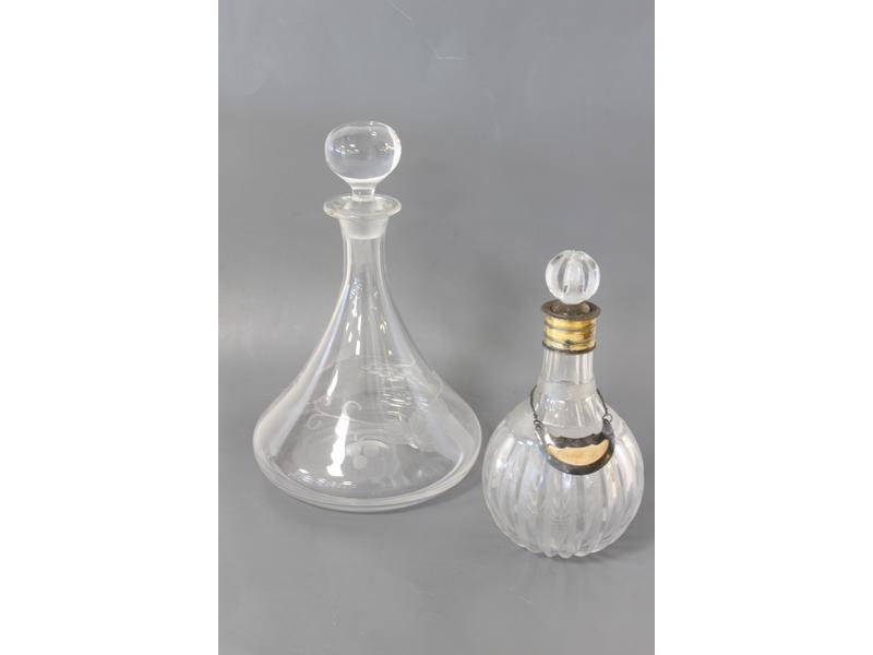 PETITE CARAFE en cristal finement taillé...