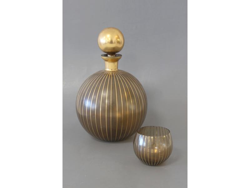 CARAFE de forme boule en verre teinté jaune...