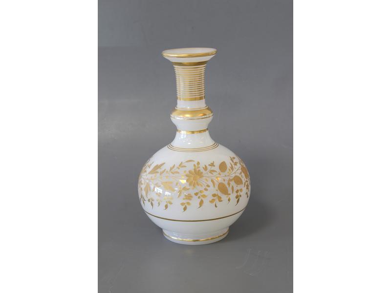 PETITE CARAFE en opaline blanche à décor...