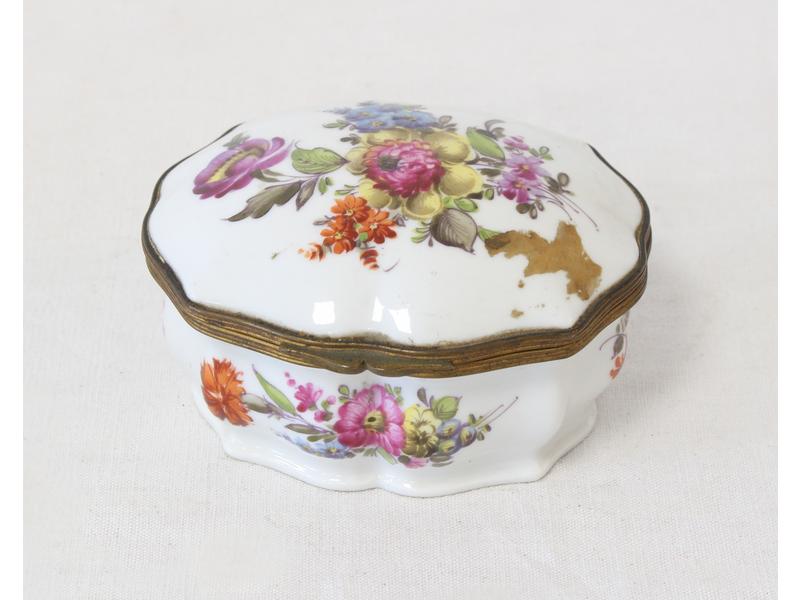 BOÎTE de forme ovale chantournée en porcelaine...