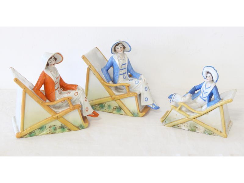 TROIS BOÎTES A CHOCOLAT en porcelaine représentant...