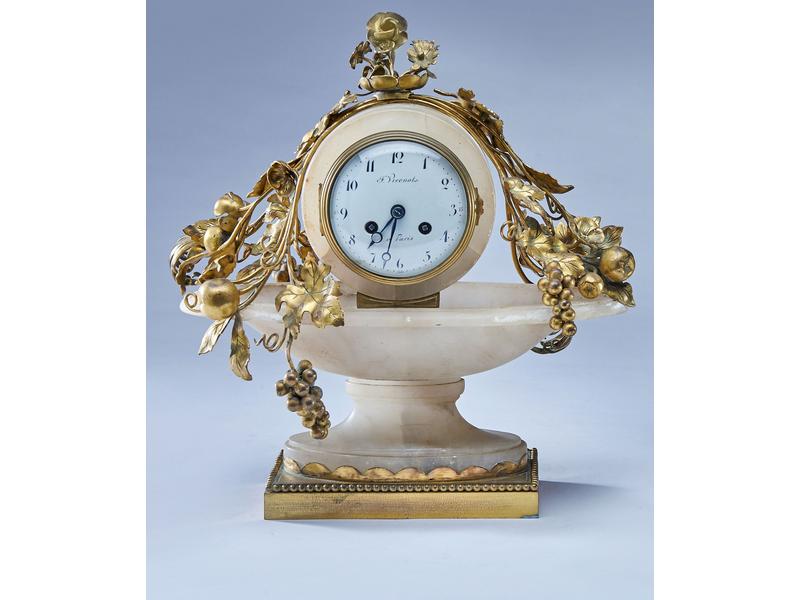 PENDULE en albâtre et bronze doré, le cadran...