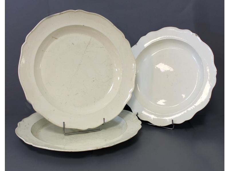 TROIS PLATS RONDS en faïence fine émaillée...