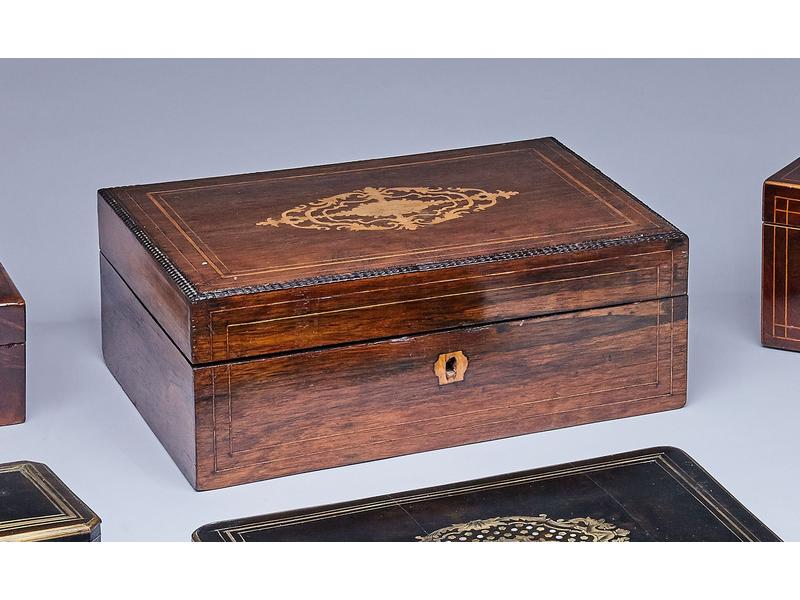 COFFRET À BIJOUX rectangulaire en placage...