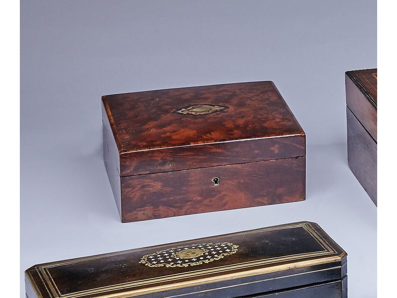 COFFRET À BIJOUX carré, en placage de loupe...