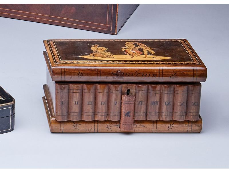 COFFRET À SECRET en bois naturel, de forme...