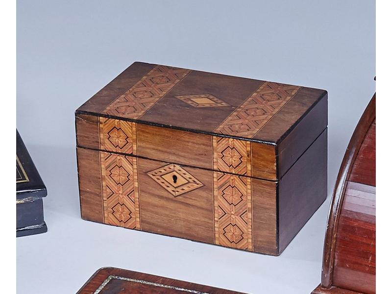 PETIT COFFRET rectangulaire en bois de placage...