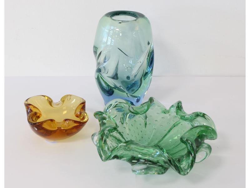 DEUX CENDRIERS VIDE-POCHES et UN VASE en...