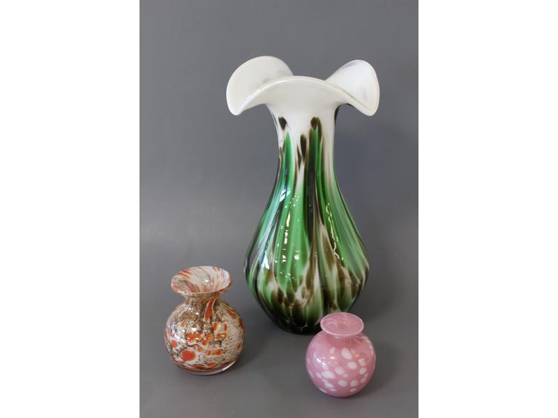 TROIS VASES en verre multicouche : un grand...