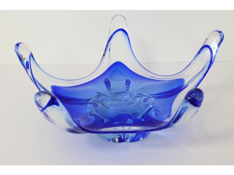 LARGE COUPE en cristal teinté bleu.