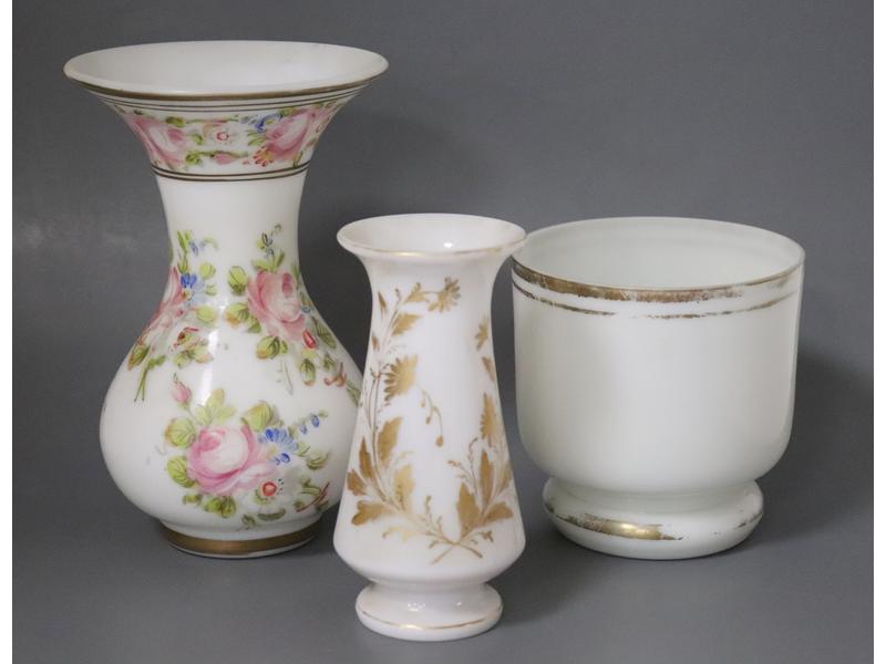 TROIS VASES en opaline blanche, l'un à décor...