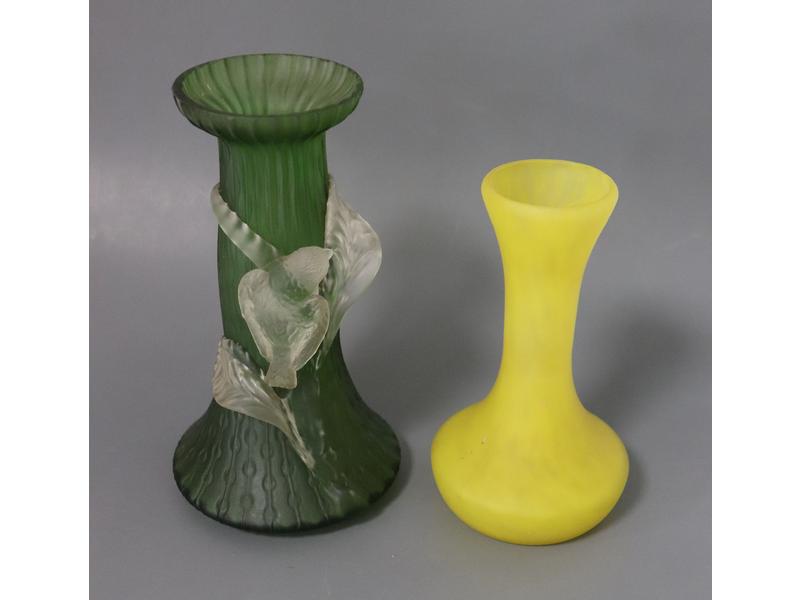 DEUX VASES en verre l'un teinté vert et blanc...