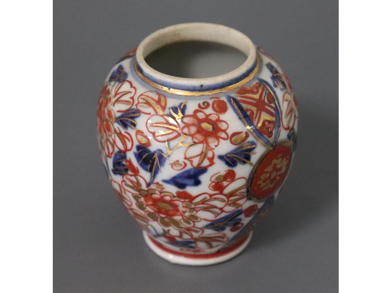 PETIT VASE ovoïde en porcelaine à décor ...