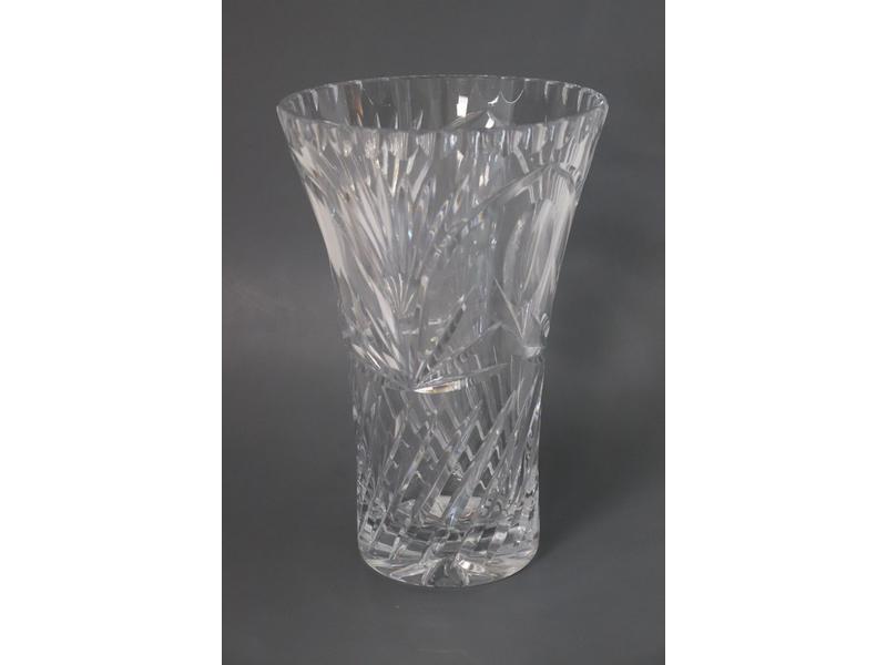 VASE en cristal taillé de palmettes styl...