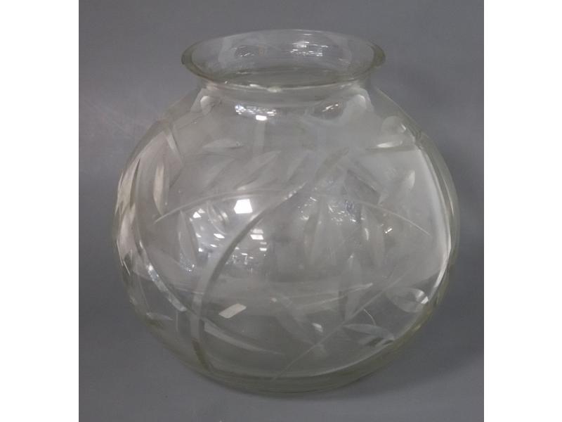 VASE boule en cristal taillé de branchages...