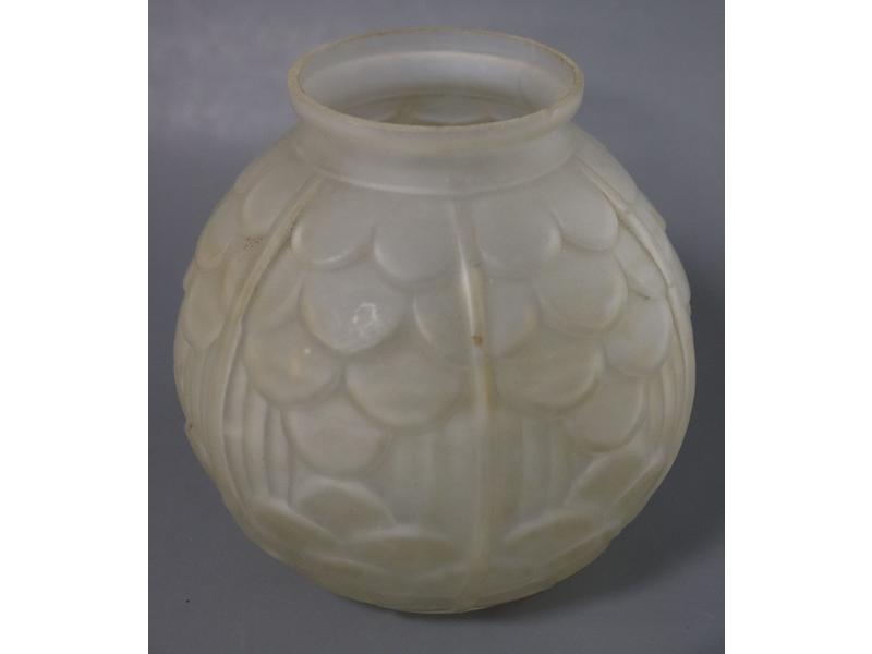 PETIT VASE boule en verre moulé à décor stylisé...