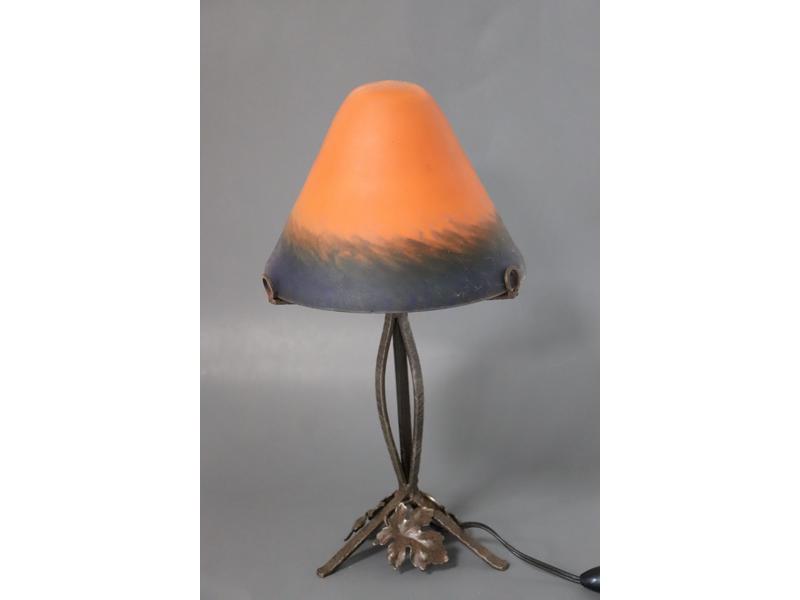 LAMPE à piétement en fer forgé à feuilles...