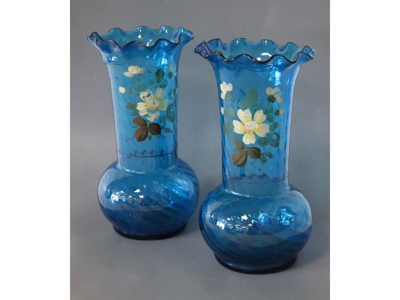 PAIRE DE VASES à haut col corolle en verre...