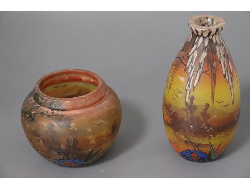 DEUX PETITS VASES en verre peint et émaillé...