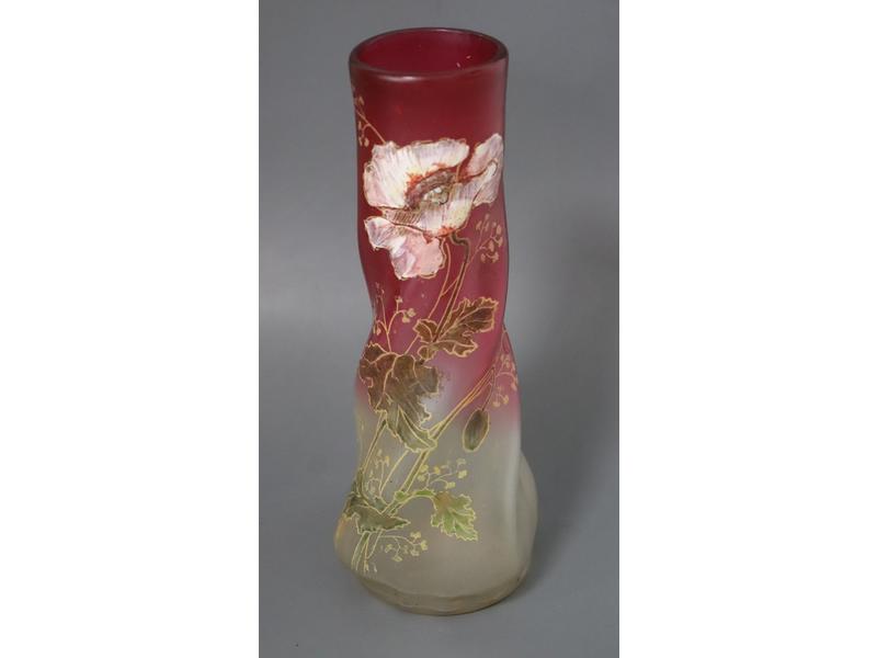 TROIS VASES en verre émaillé polychrome à...