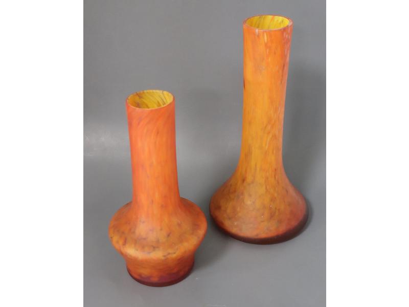 DEUX VASES en verre marmoréen orange à un...