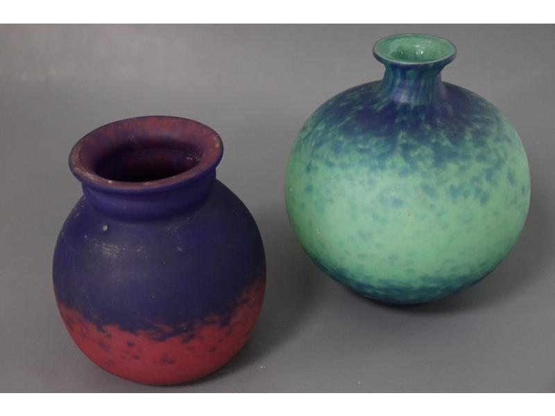DEUX VASES en verre marmoréen l'un de forme...